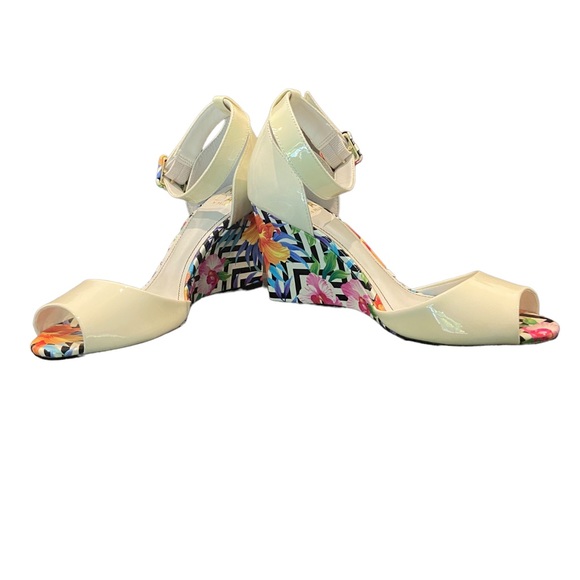 Cream & floral peep toe wedge sandals. Excellent condition. Leather. Brazil - Picture 6 of 9